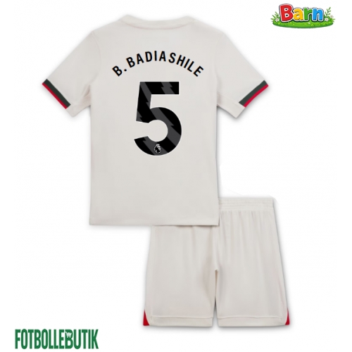 Chelsea Benoit Badiashile #5 Bortaställ Barn 2025-26 Kortärmad (+ Korta byxor) Chelsea Benoit Badiashile #5 Bortaställ Barn 2025-26 Kortärmad (+ Korta byxor)